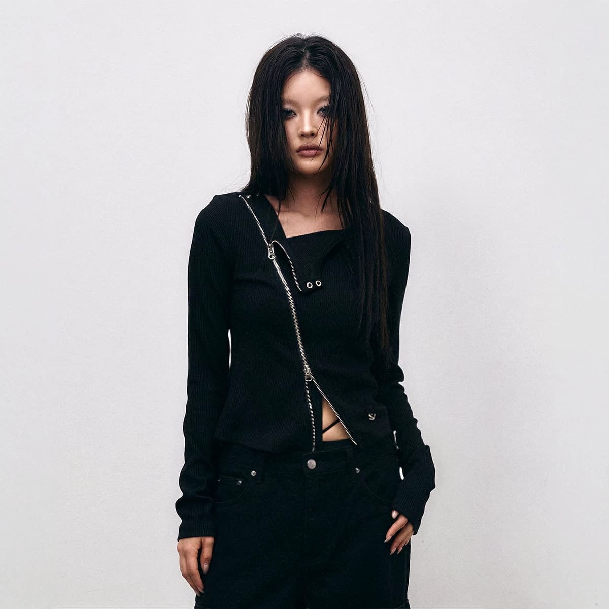 American-Style Dark Punk Y2K Black Diagonal Zipper Design Long-Sleeve Top, Irregular Slim-Fit Short T-Shirt for Women