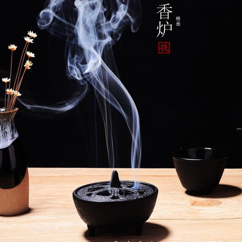 Cast Iron Mini Incense Burner, Indoor Tea Table Home Fragrance Burner, Three-Legged Agarwood Burner, Creative Mini Iron Stove
