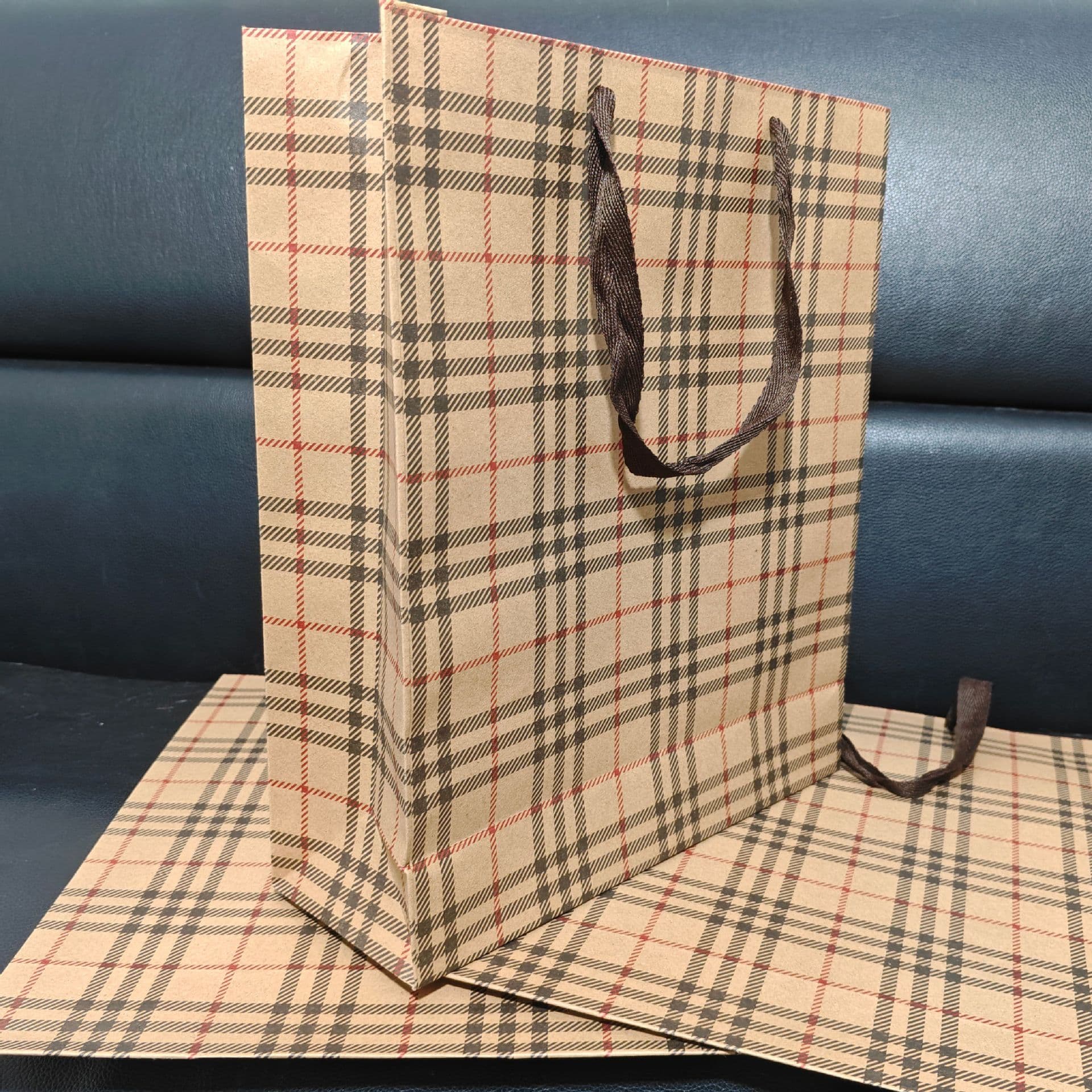 Stock Burlap Kraft Paper Bags for Clothing Store, Tea Shopping Bags, Cigarette Paper Bags, Gift Bags Wholesale