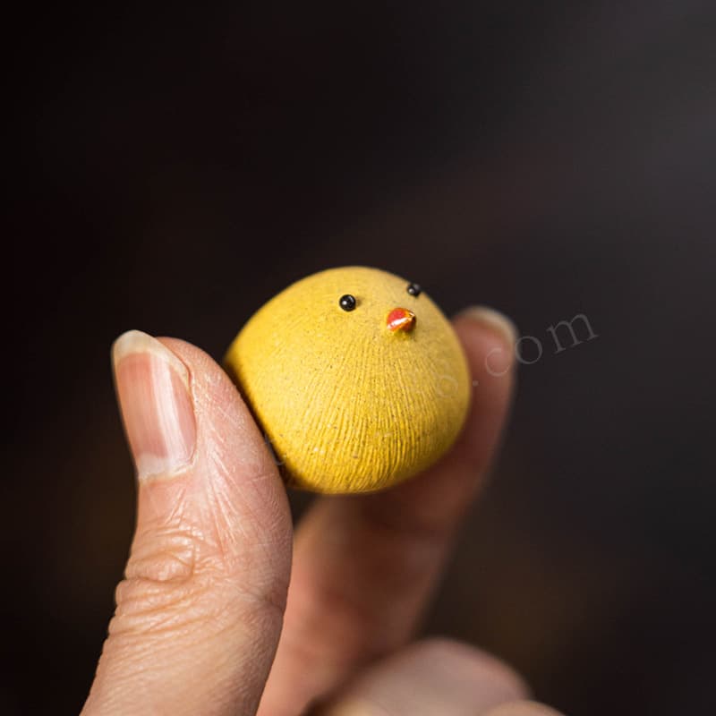 Yixing purple clay miniature yellow chick tea pet ornament, suitable for raising, playing with tea, tea table, home tea set accessories, miniature chick sculpture wholesale.