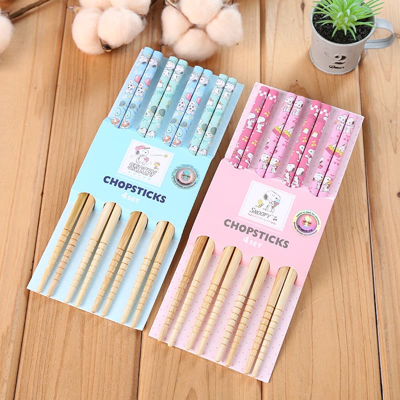 Wholesale of export cute cartoon bamboo chopsticks, Snoopy Japanese-style for children's kindergarten, nanmu wooden chopsticks.