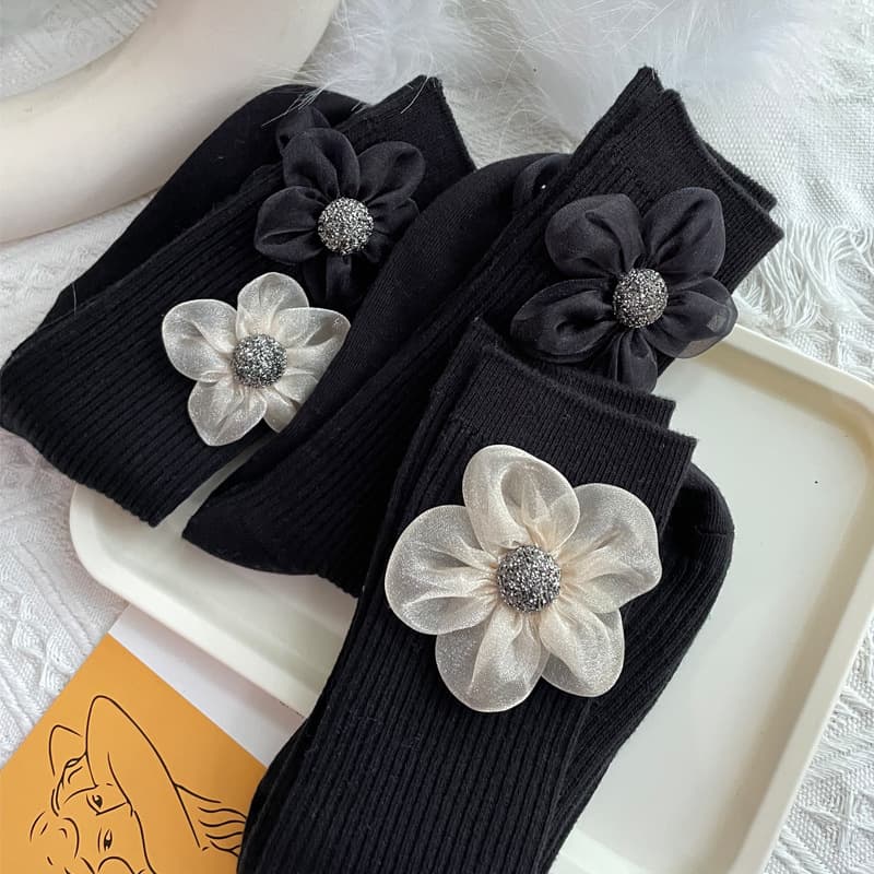 Women's socks, Instagram trendy autumn-winter mid-calf socks, 3D small flower black socks, cotton trendy solid color versatile winter long socks
