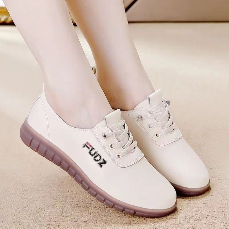 2024 New Soft Leather Cowhide Sole Flat Shoes Casual Flat White Shoes Soft Sole Lightweight Mother Shoes Slip-On Women's Shoes