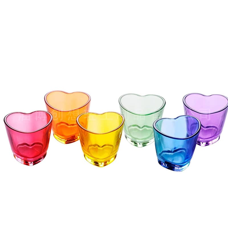Export supply of colored transparent heart-shaped glass candle holders, creative heart-shaped glass candle holders.