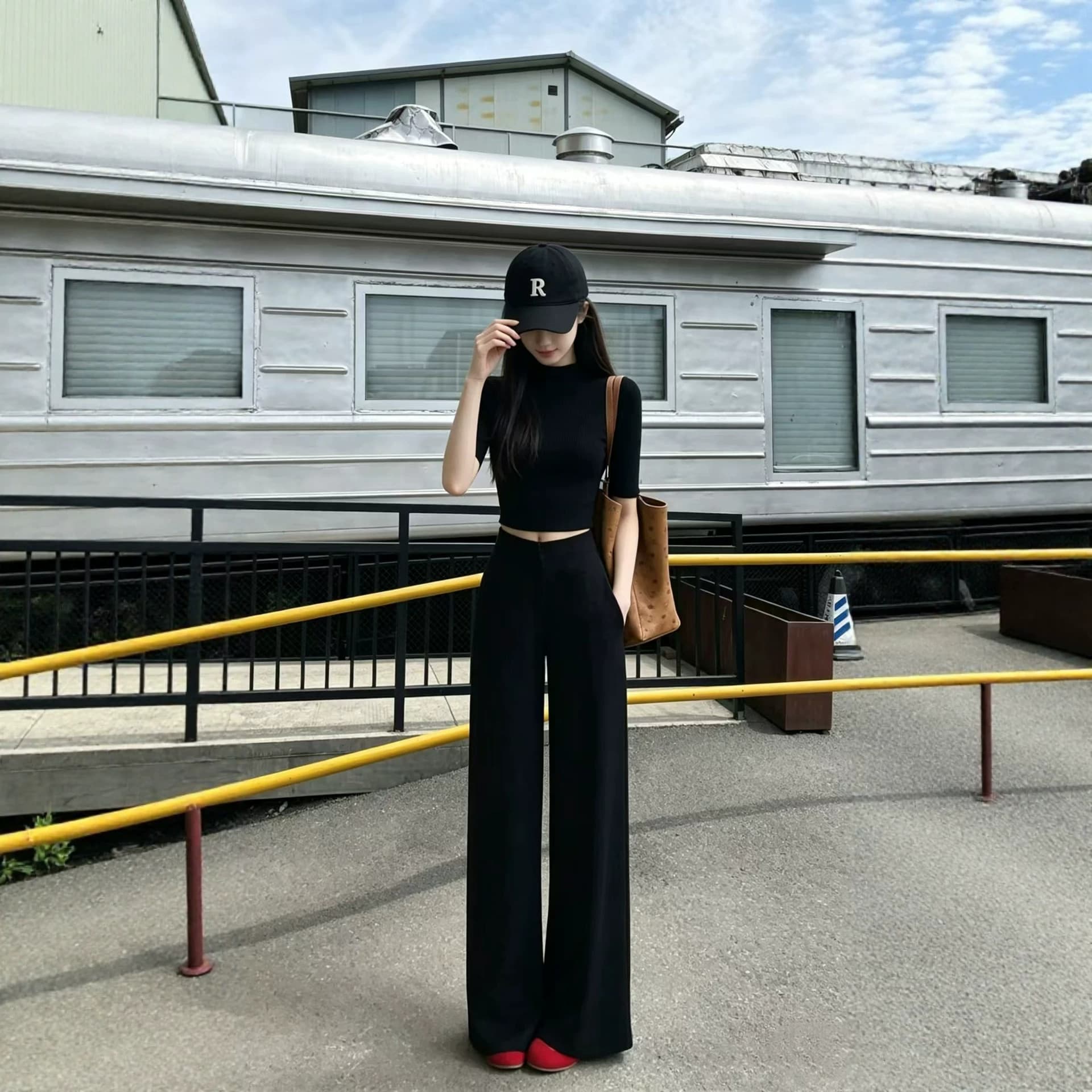 Stylish Casual Sportswear Set: High-Waist Slimming Black Short Sleeve Top & Wide-Leg Pants Two-Piece Outfit for Women Summer