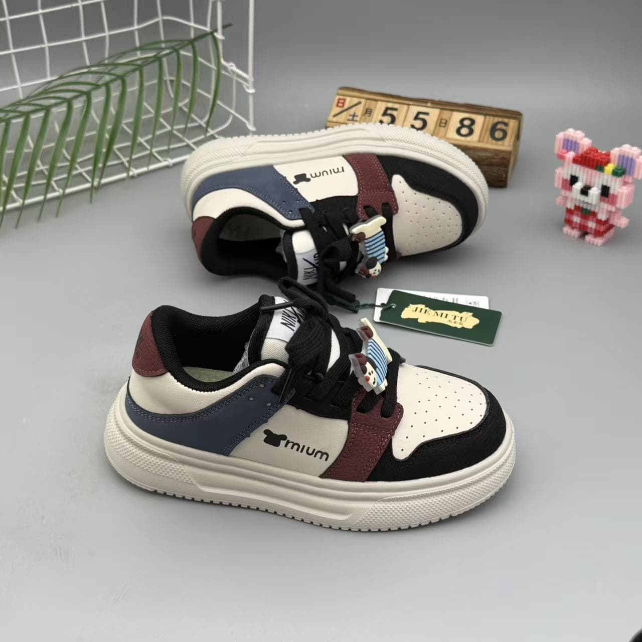 2025 Autumn/Winter Trendy Sports Sneakers for Boys and Girls, Low-top Leather, Waterproof, Lightweight, with Casual Accessories