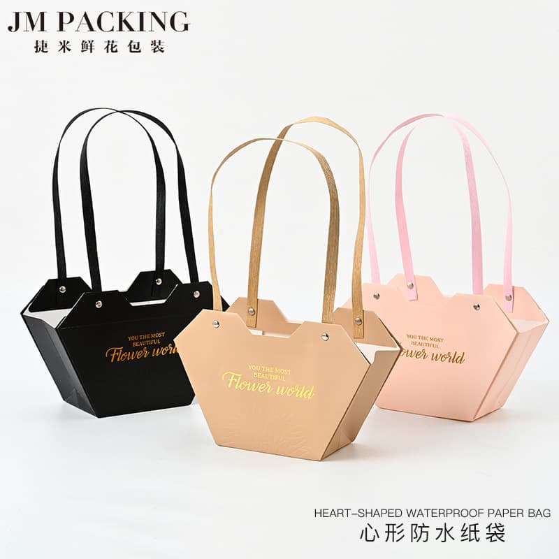 Chinese Valentine's Day love flower arrangement box flower shop heart-shaped waterproof hot stamping embossed hand bag floral bouquet handbag