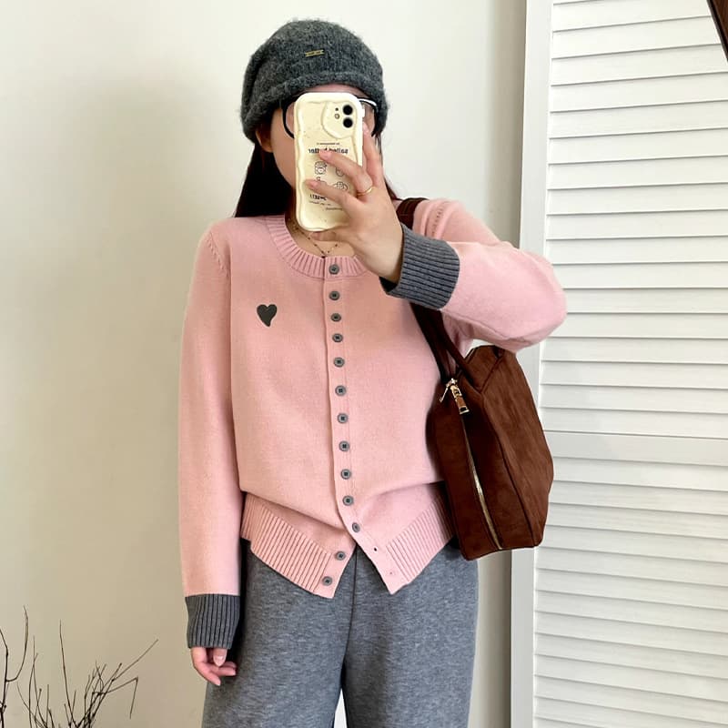 Plus Size Women's Color Block Long-Sleeved Top with Embroidered Heart Design, Winter 2025 Style, Knitted Cardigan for Curvy Women, 23255