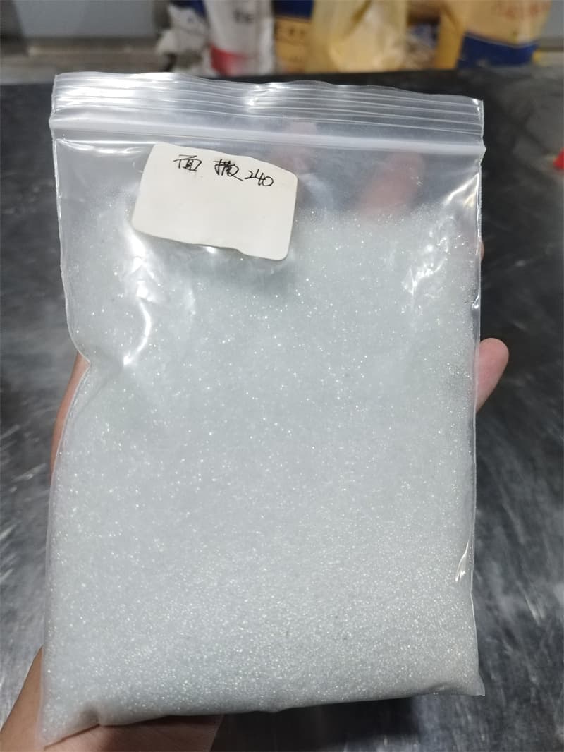 High reflectivity coefficient reflective glass beads for improving traffic safety in hot melt marking paint