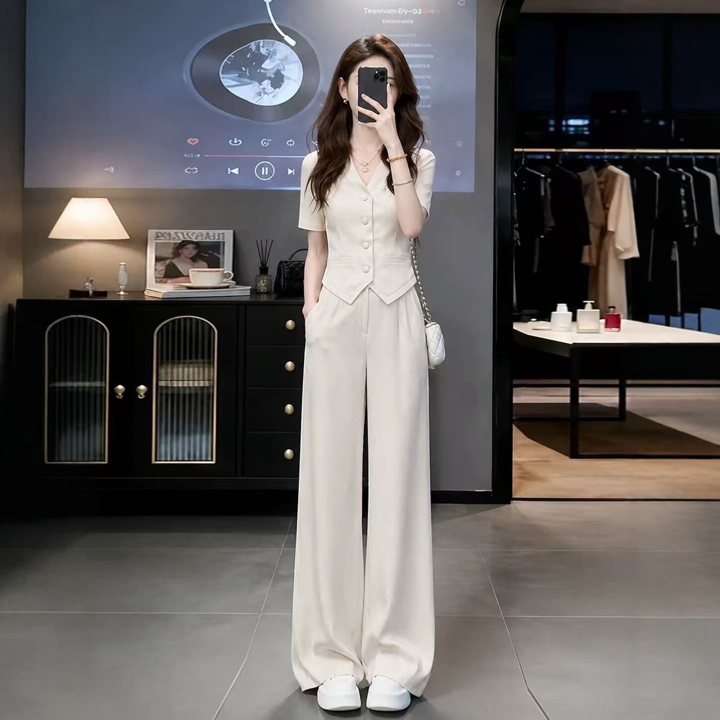 Korean style slimming solid color V-neck short-sleeved wide-leg pants suit for women summer new style --- fashionable commuting two-piece set