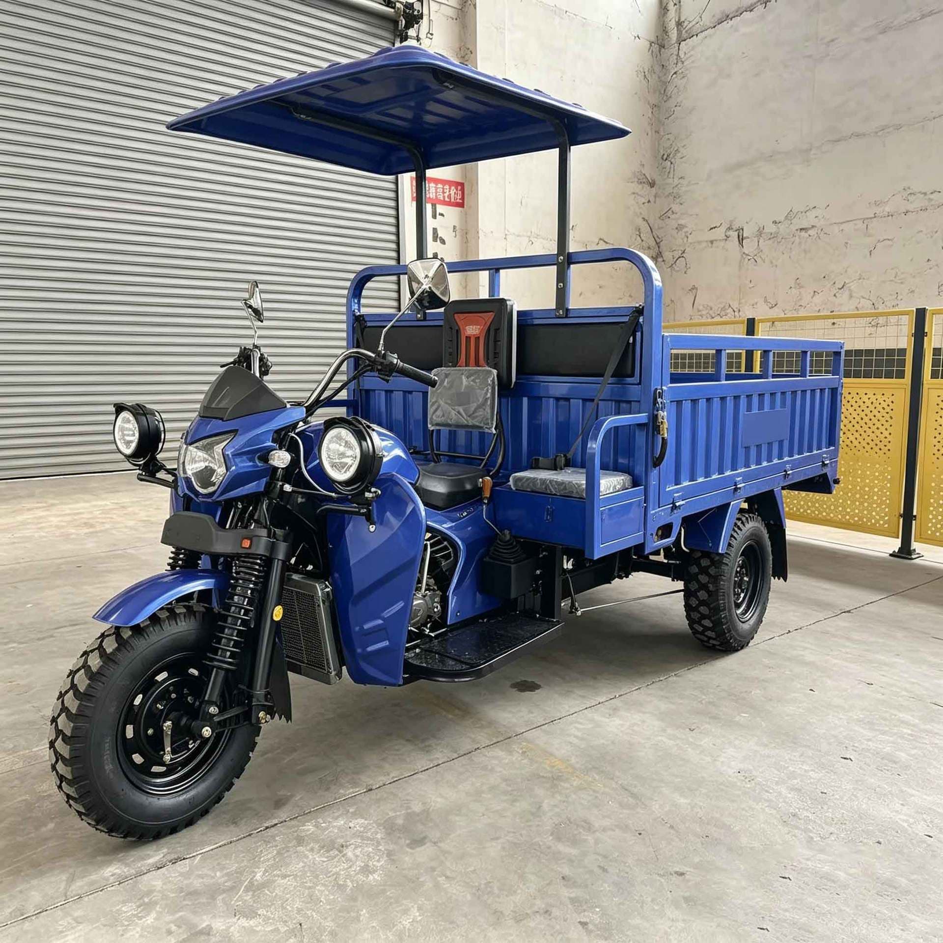 Blue Fuel-Powered Three-Wheeled Motorcycle with Canopy, Low Fuel Consumption, Suitable for Cargo Transport in Africa, Rainproof and Sturdy, for Cross-Border Export