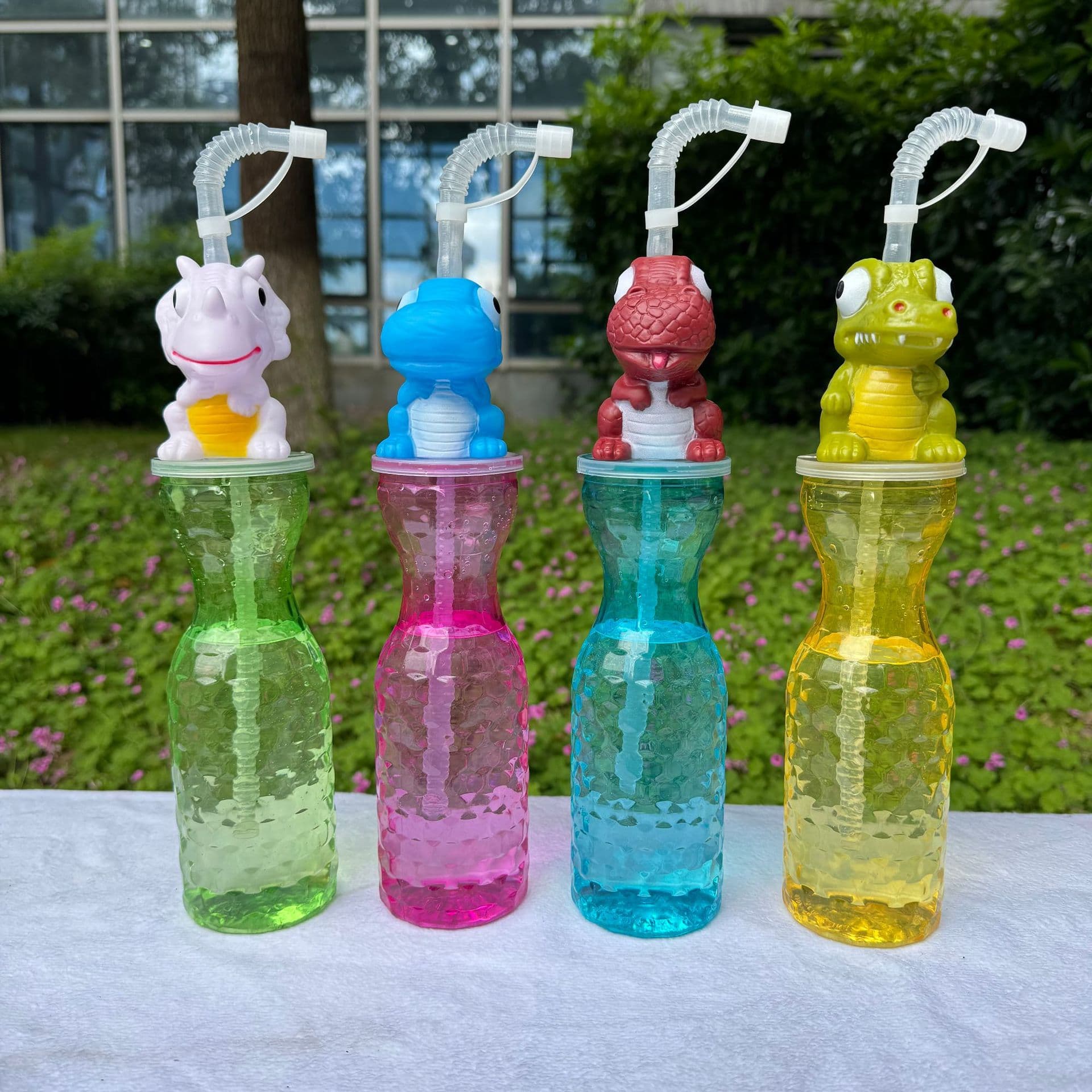 Factory wholesale new small diamond cartoon cup, outdoor juice drink cup with animal amusement park advertising straw cup