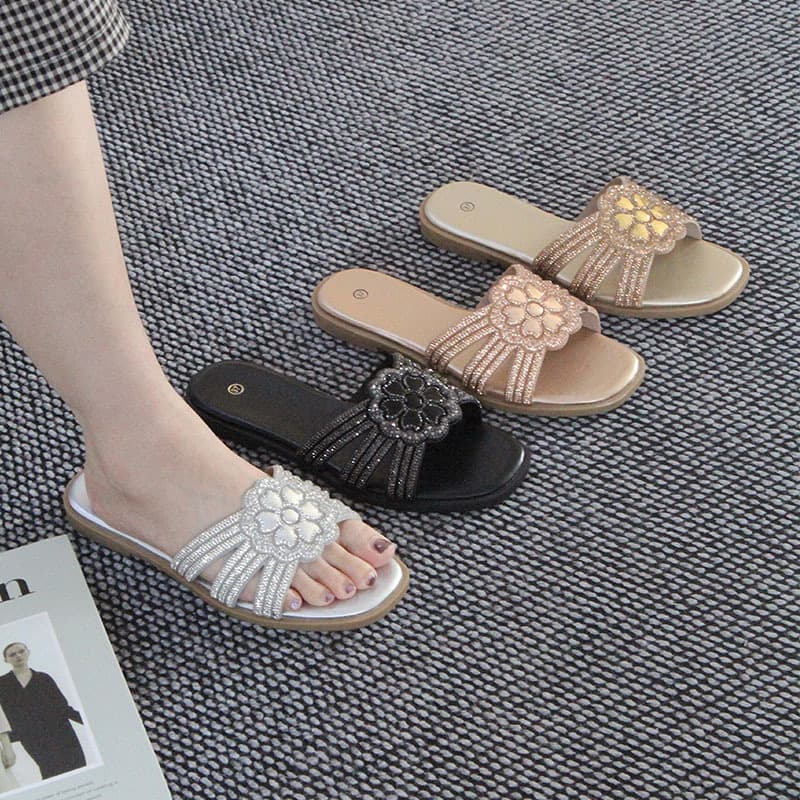 Xiaoxiangfeng fashionable flat-soled outer slippers 2026 summer new style rhinestone open-toe fairy style beach slippers