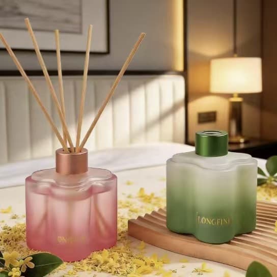Four-leaf clover petal-shaped aromatherapy glass bottle empty bottle fireless rattan diffuser bottle color four-leaf clover gradient aromatherapy bottle
