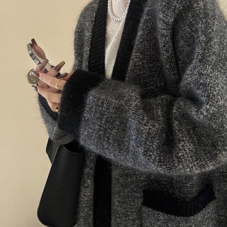 Old-fashioned dark gray mixed-knit V-neck cardigan, a relaxed and sophisticated loose-fitting knitted coat for Fall 2025.