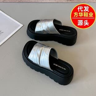 Thick-soled slippers for women, outdoor wear 2026 spring/summer new style, platform wedge high-heel sandals to match dresses, one-strap beach sandals