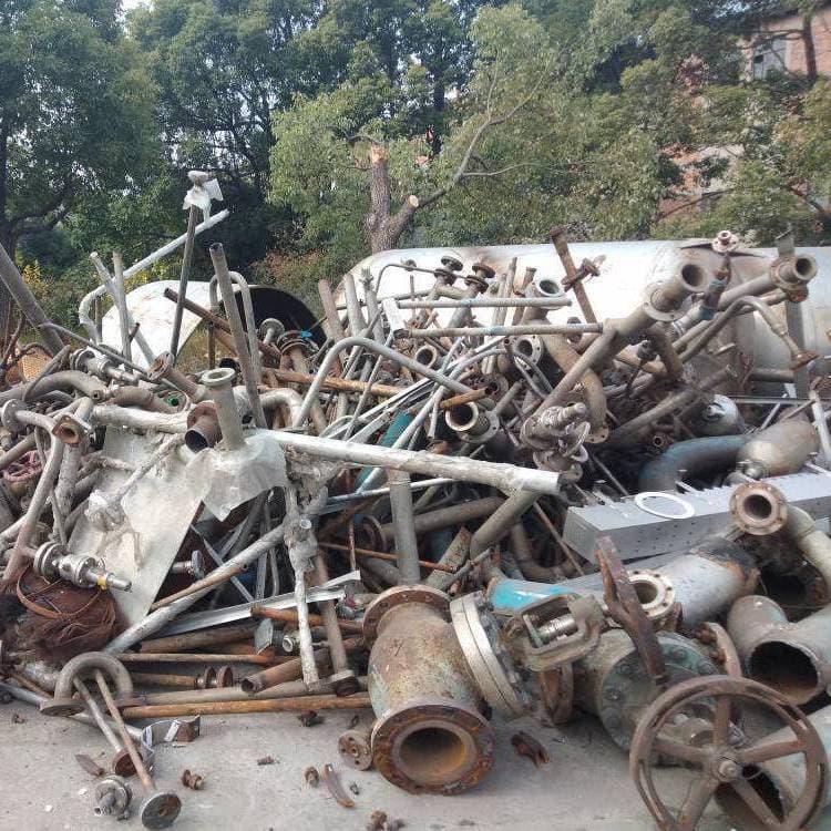 Bulk high-price recycling of hotel and shopping mall demolition scrap steel in Beijing.