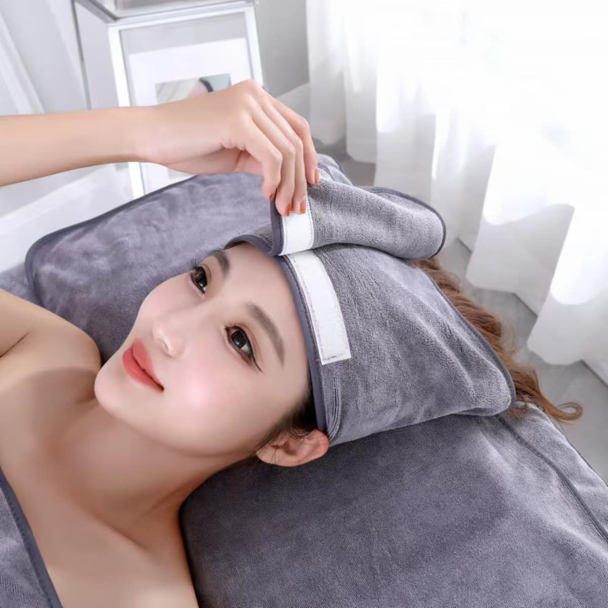 Convenient Anti-Slip Head Towel with Magic Tape for Beauty Salons and Skin Management