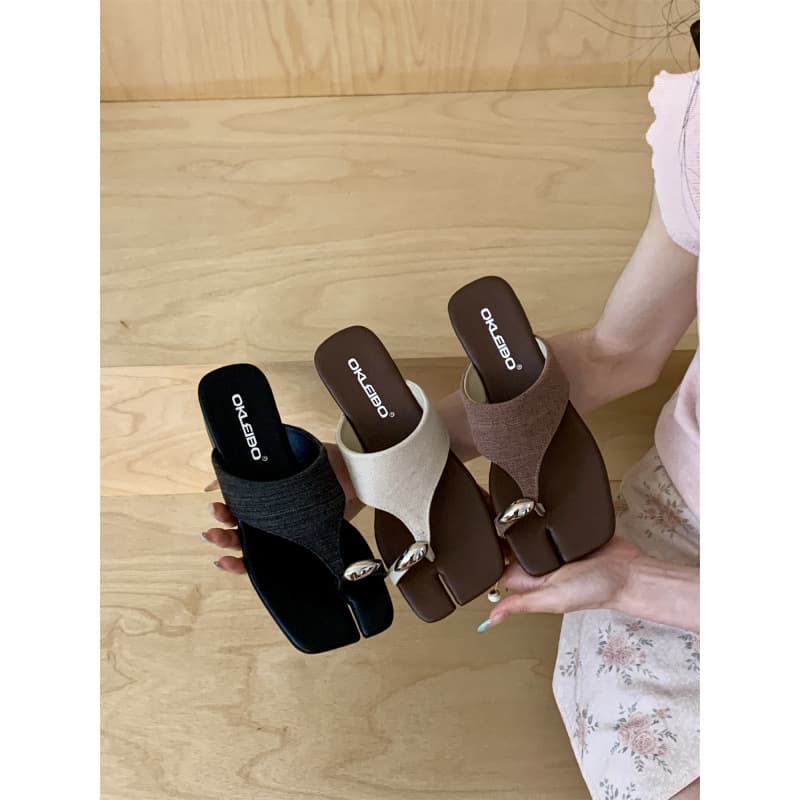 Vintage Square-Toe Thong Sandals for Women 2026 Summer New Metal Buckle Toe-Clip Slides Chic Versatile Casual Slippers