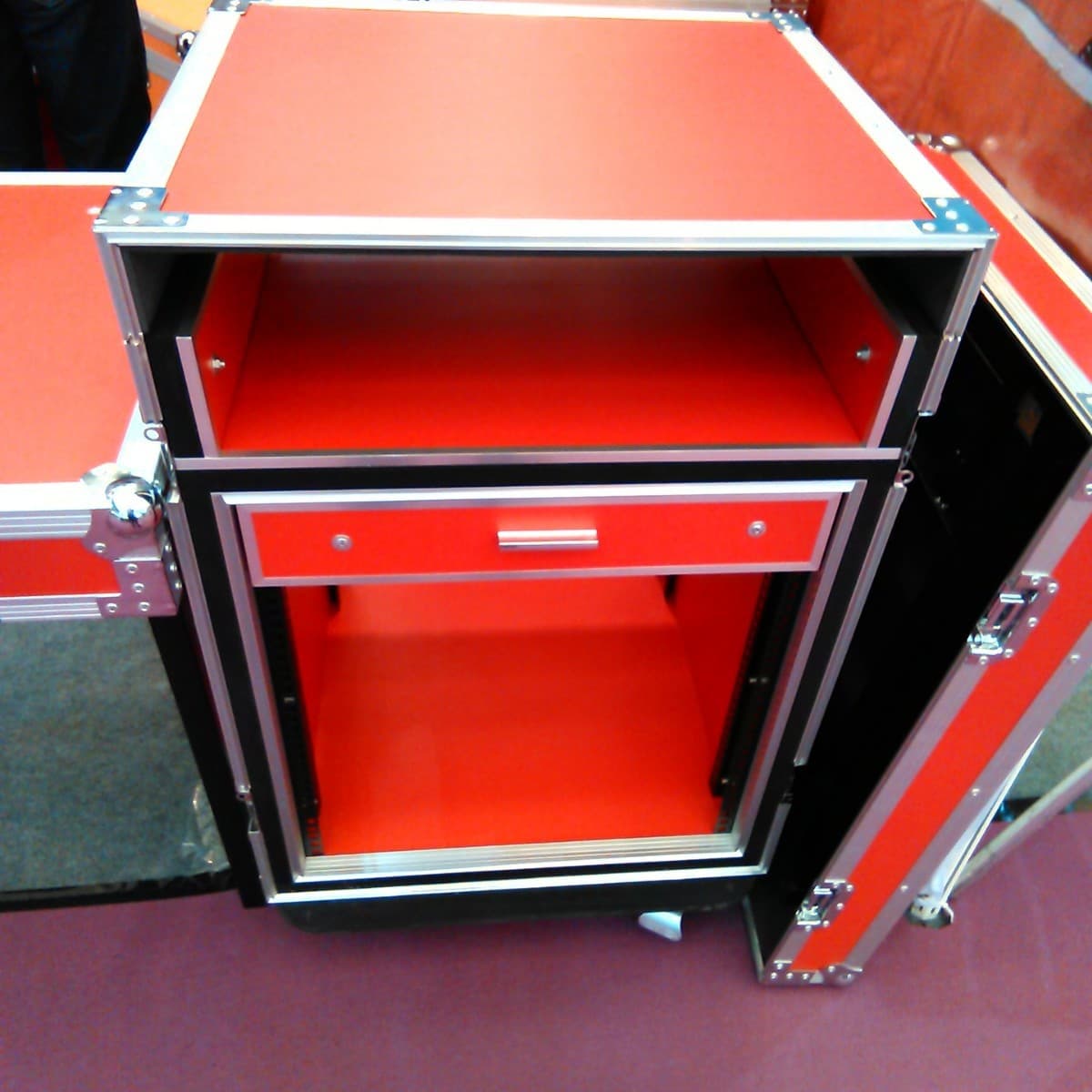 Custom flight cases, aluminum cases, precision instrument boxes, and model aircraft cases from the factory, shipping nationwide.
