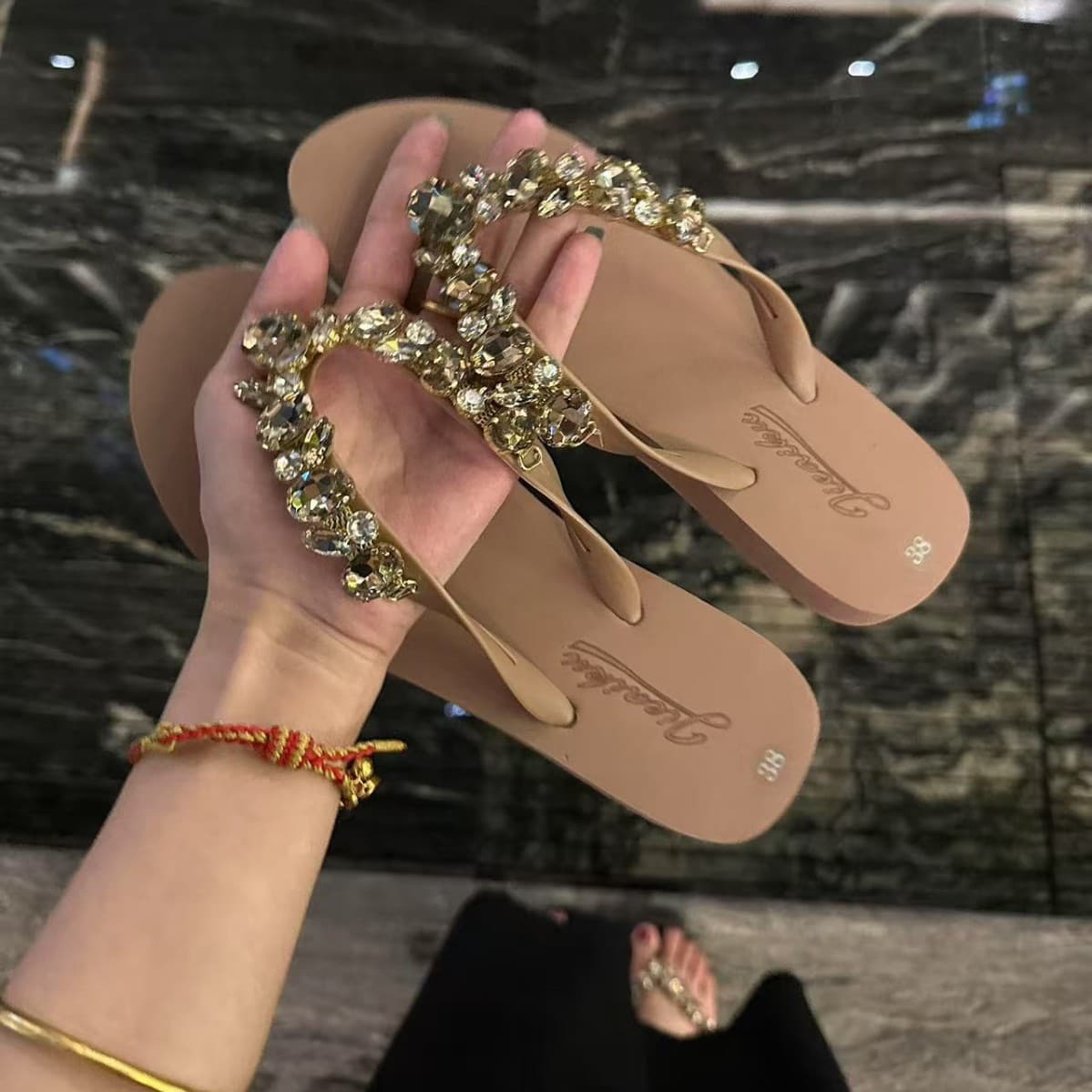 Factory Direct Flat-Bottom Rhinestone Flip Flops for Women Summer Non-Slip Durable Flat Heel Outdoor Casual Travel Beach Sandals