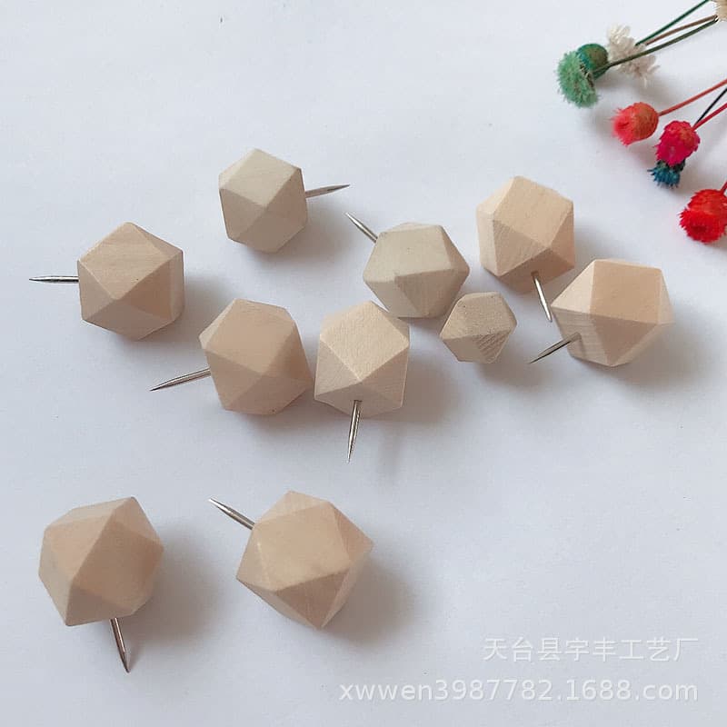 Raw wood thumbtacks, pushpins, corkboards, message boards, large-headed nails, multi-faceted diamond-shaped wooden I-beam nails, bulk wholesale.