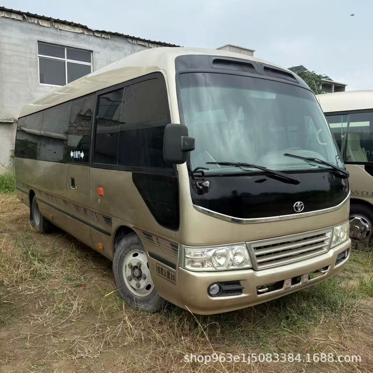 Used export of 19-seat aviation-style business-type Coaster minibuses and 20-seat standard medium-sized passenger vehicles.