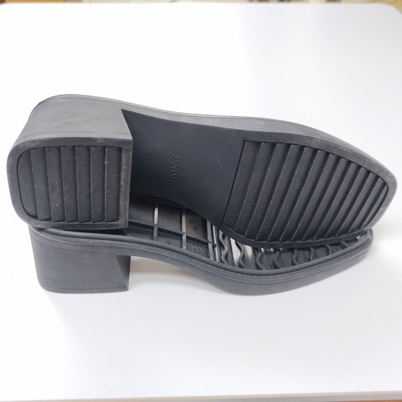 Factory direct sales wholesale of rubber soles, non-slip and wear-resistant, square-toe rubber soles for high-heeled boots.