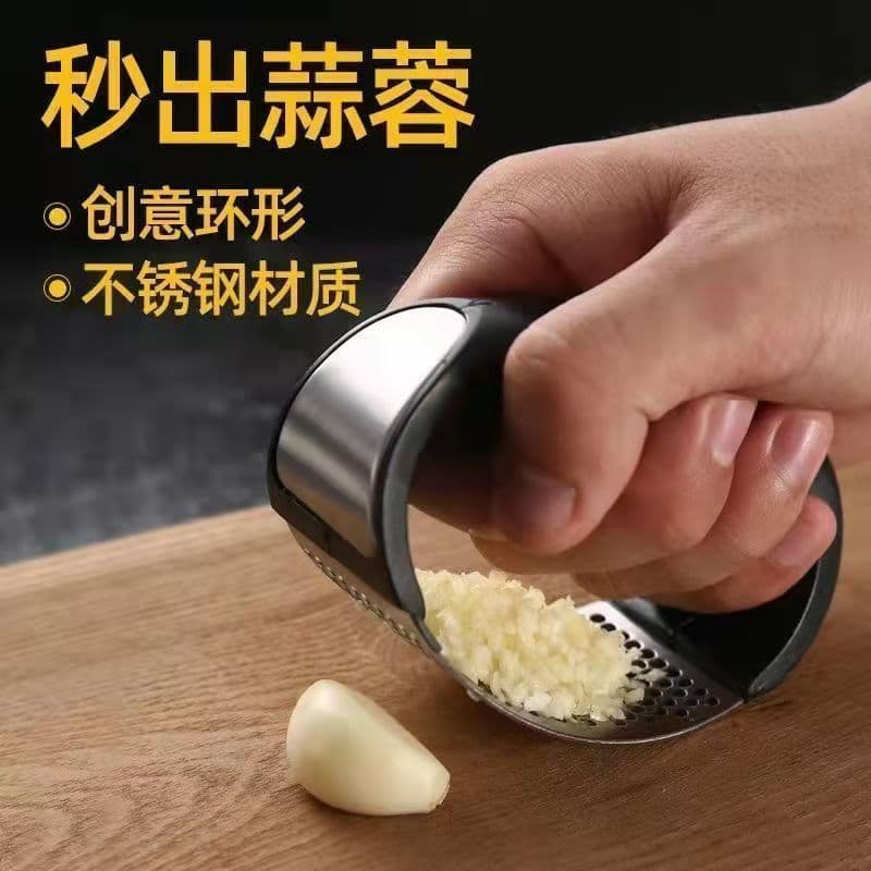 Stainless Steel Garlic Mincer Ring-shaped Garlic Press Household Peeler Manual Ginger Garlic Grinder
