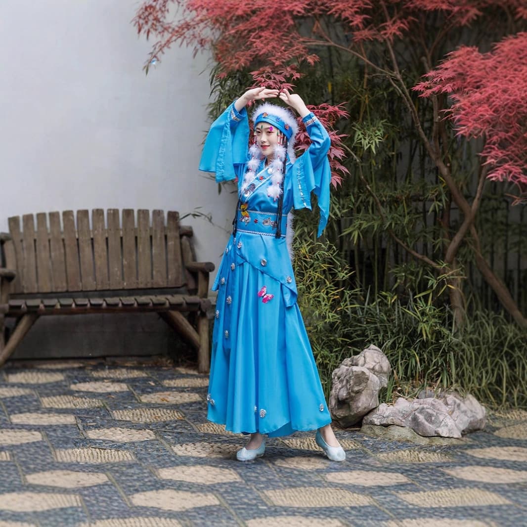 The complete set of Princess Xiangfei's costume, the same style as Princess Hanxiang from the TV series "Princess Pearl," is a popular adult costume among online influencers.