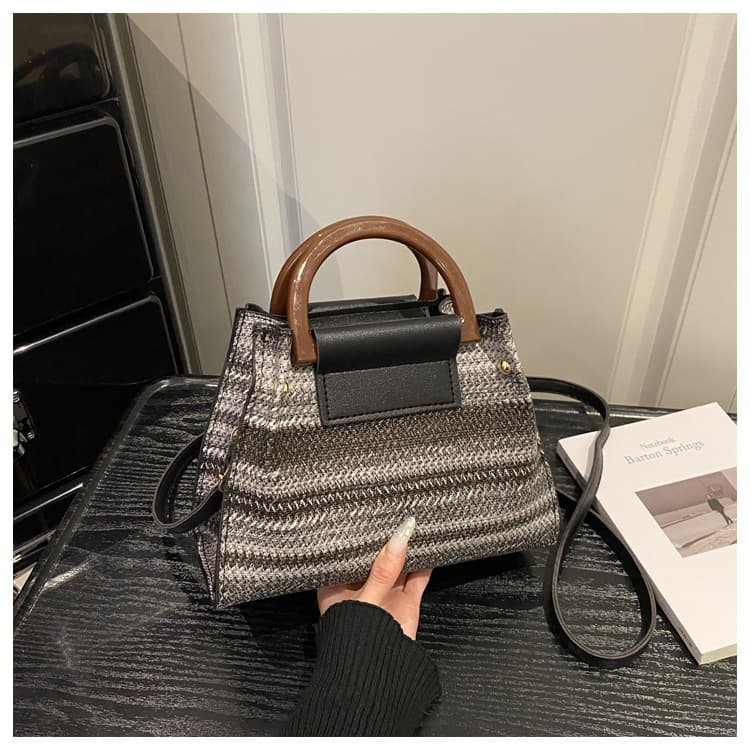 Braided mother-in-law fashionable and personalized one-shoulder crossbody bag with simple texture and new style 2026 spring niche women's small square bag