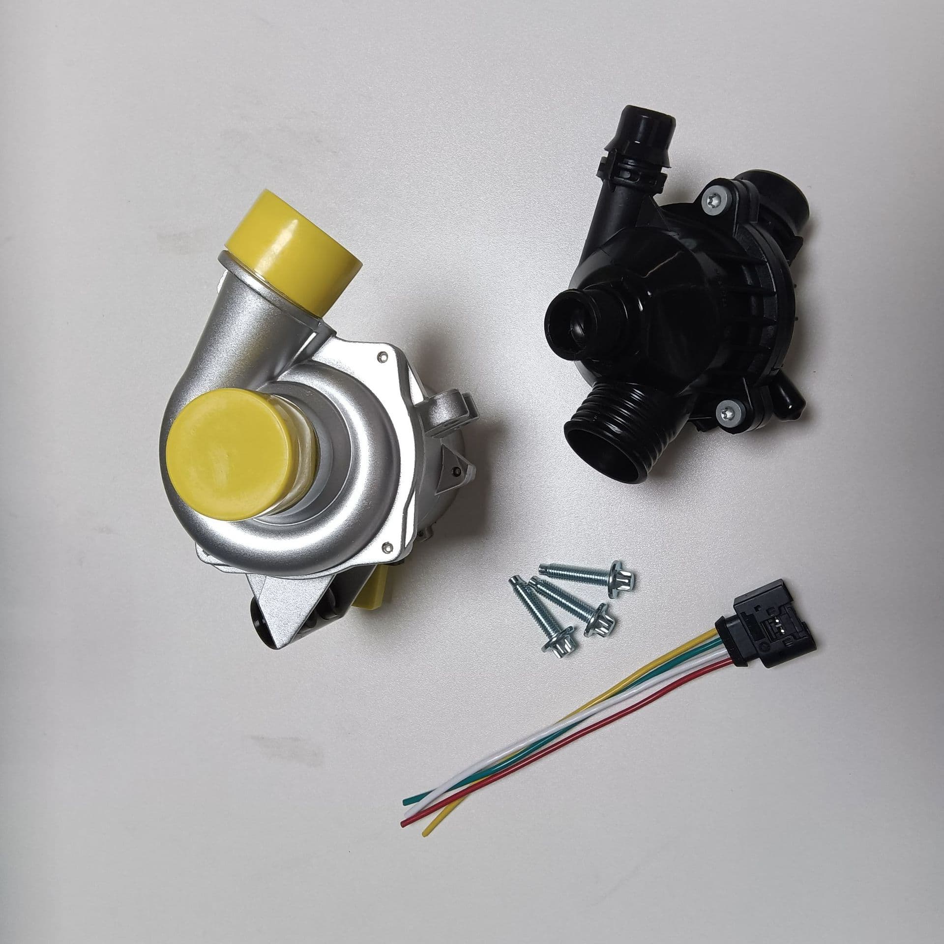 Electronic water pump 11517586925, 11517586924 with thermostat 11537549476 matching plug.