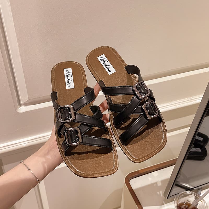 High-quality, stylish women's sandals for summer, new 2025 style, flat and fashionable, perfect for outings, beach wear, one-strap sandals.