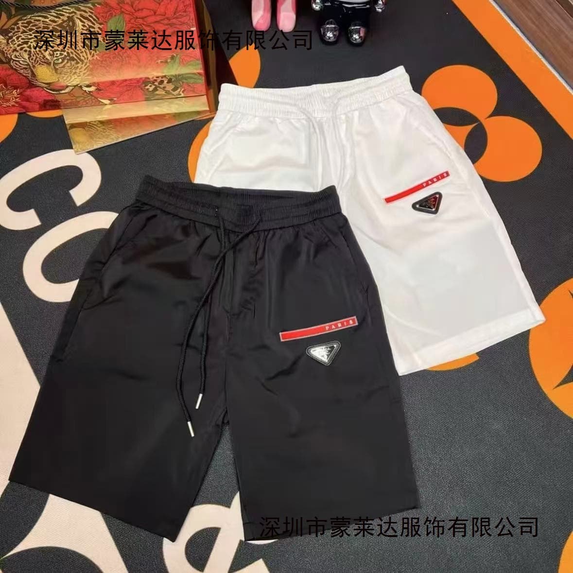 High Quality Mid-Length Shorts with Inverted Triangle Metal Badge, Elastic Drawstring Beach Shorts, Cool Five-Point Shorts, White Shorts for Men