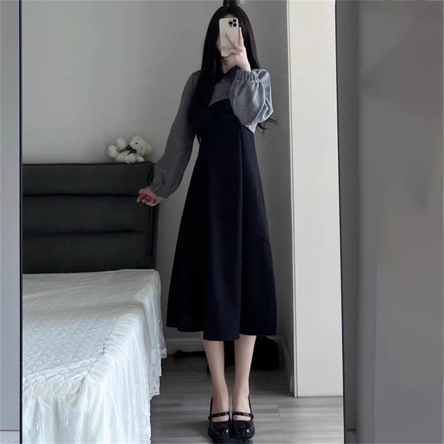 Autumn and winter two-piece Hepburn style waist-cinching black vest dress for female students + gray knitted top