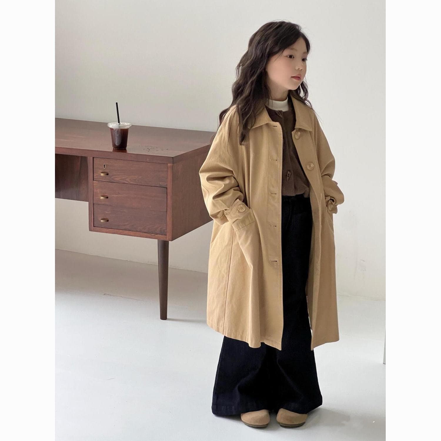 Girls' trench coat, new spring and autumn style, fashionable and stylish, British style, long coat for older girls.
