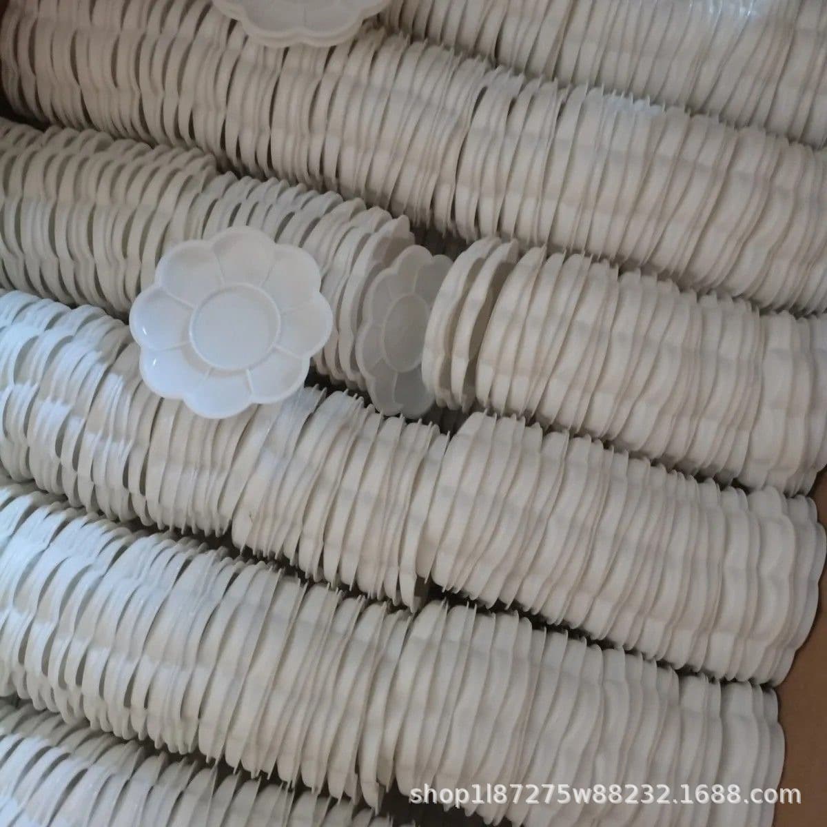 Plum blossom shaped small palette DIY painting set accessories plastic easy to clean 8cm diameter in stock wholesale