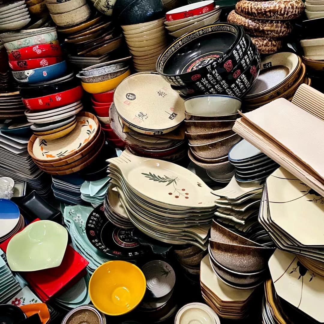 Ceramic miscellaneous parts wholesale 10 yuan 3 types of ceramic bowls and plates supply rice bowl modern simple style ceramic bowls and plates