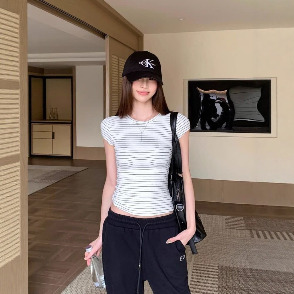 Korean-style versatile black and white striped short-sleeve T-shirt for women, new summer arrival, slim-fit and flattering round neck cropped top, very stylish
