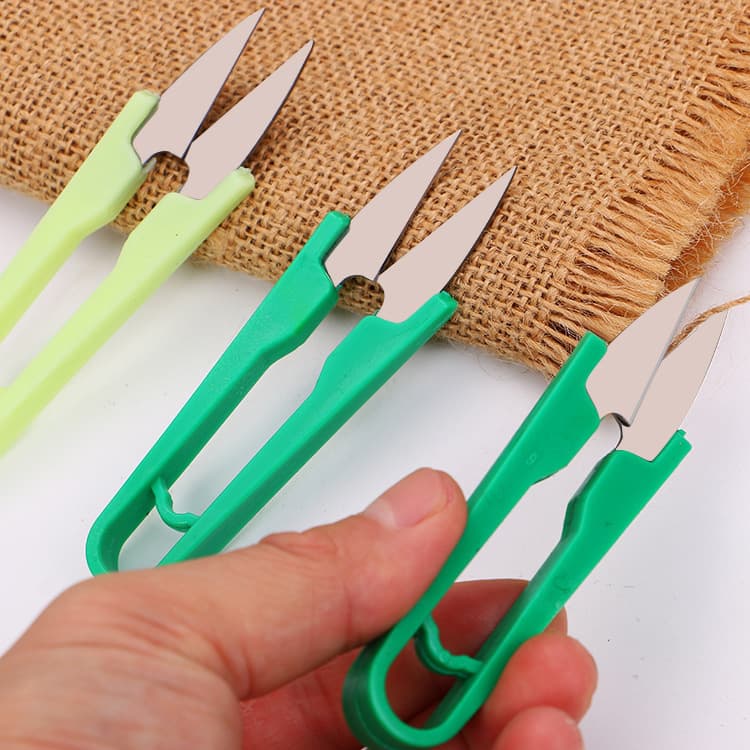 U-shaped plastic spring yarn scissors, cross-stitch thread trimmers, fishing line trimmers, sewing scissors, bagged household colored small scissors.