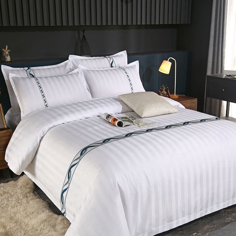 Hotel and guesthouse four-piece comforter set (including quilt and mattress) eight-piece bedding set, complete hotel three-piece bedding set wholesale.