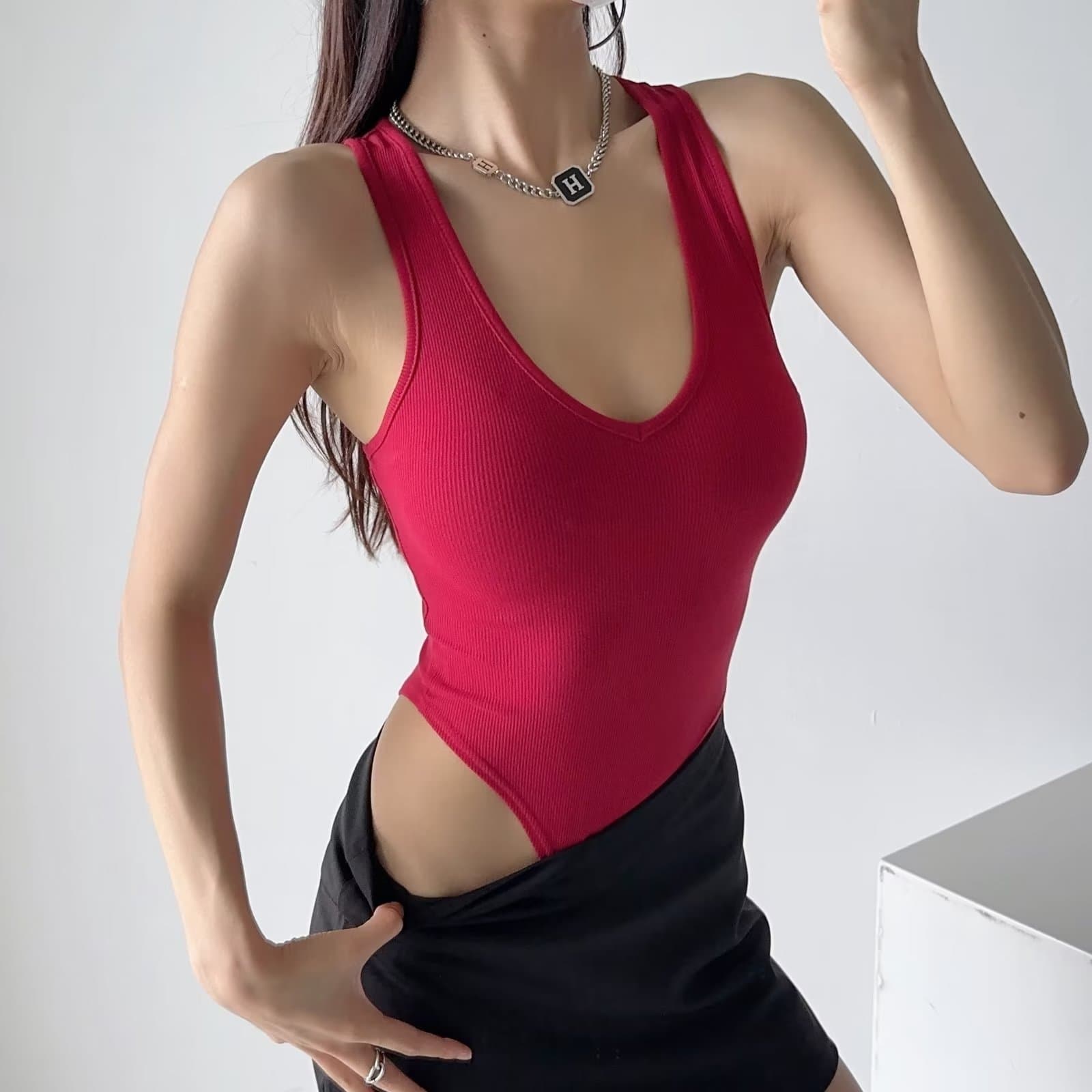 V-neck jumpsuit women's summer outer sleeveless crotch top solid color tight slim hot girl sexy jumpsuit