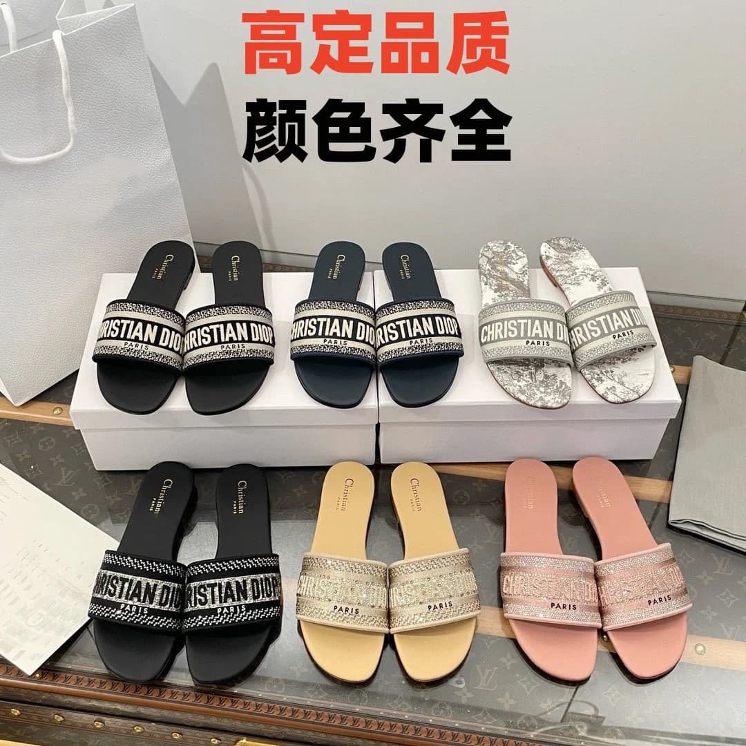 2026 New D Home Embroidered Flat Slippers Women's Summer Outerwear Beach Vacation Medium Thick Heel Letters Rhinestone Sandals