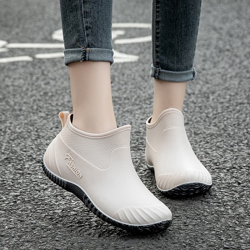 New waterproof shoes for female students, rain shoes low cut Korean-style short shaft fashionable plastic shoes, anti-slip warm fleece-lined cotton overshoes.