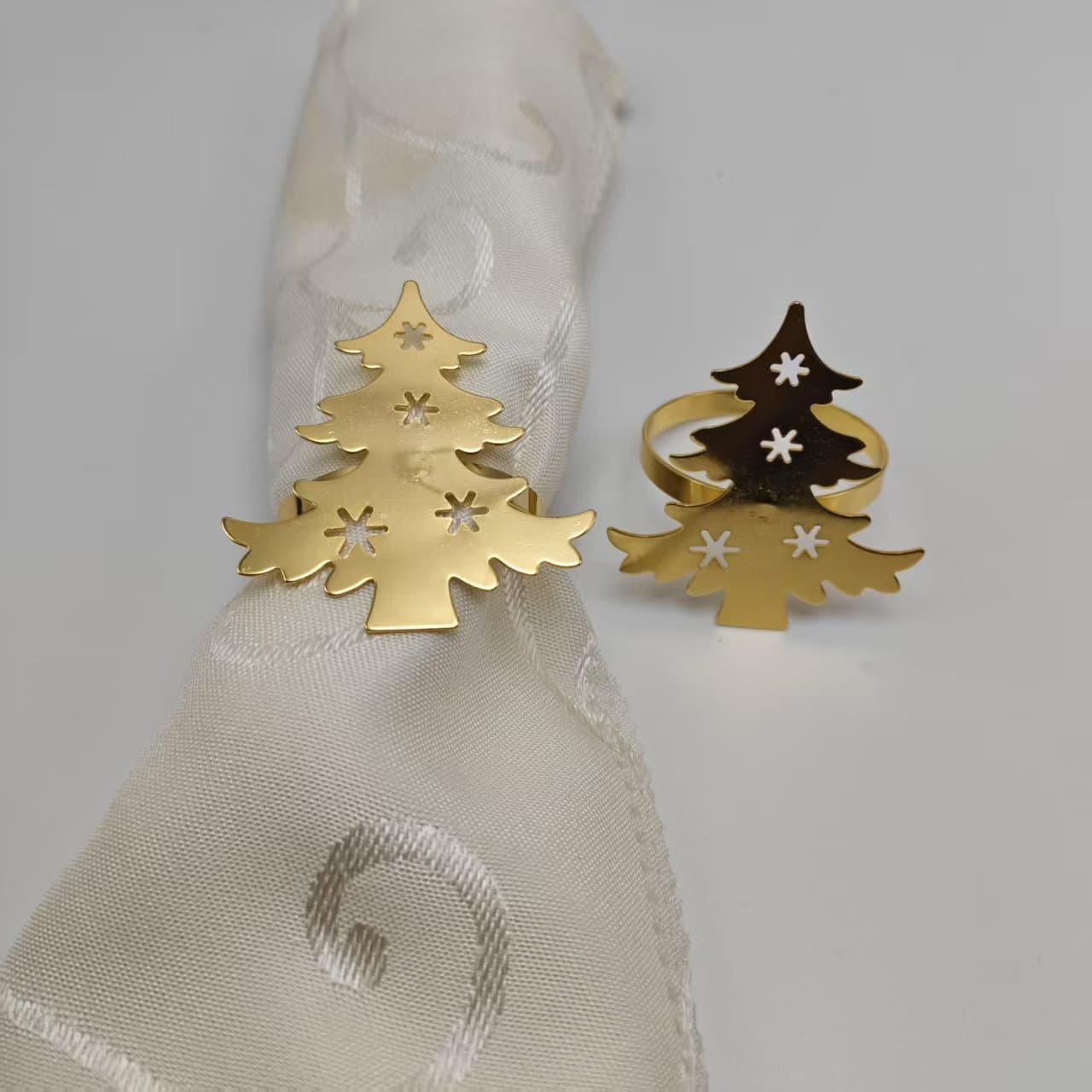 Hot-selling metal hollowed-out tree napkin ring, Christmas tree napkin buckle, simple napkin ring, in stock, wholesale from the manufacturer.