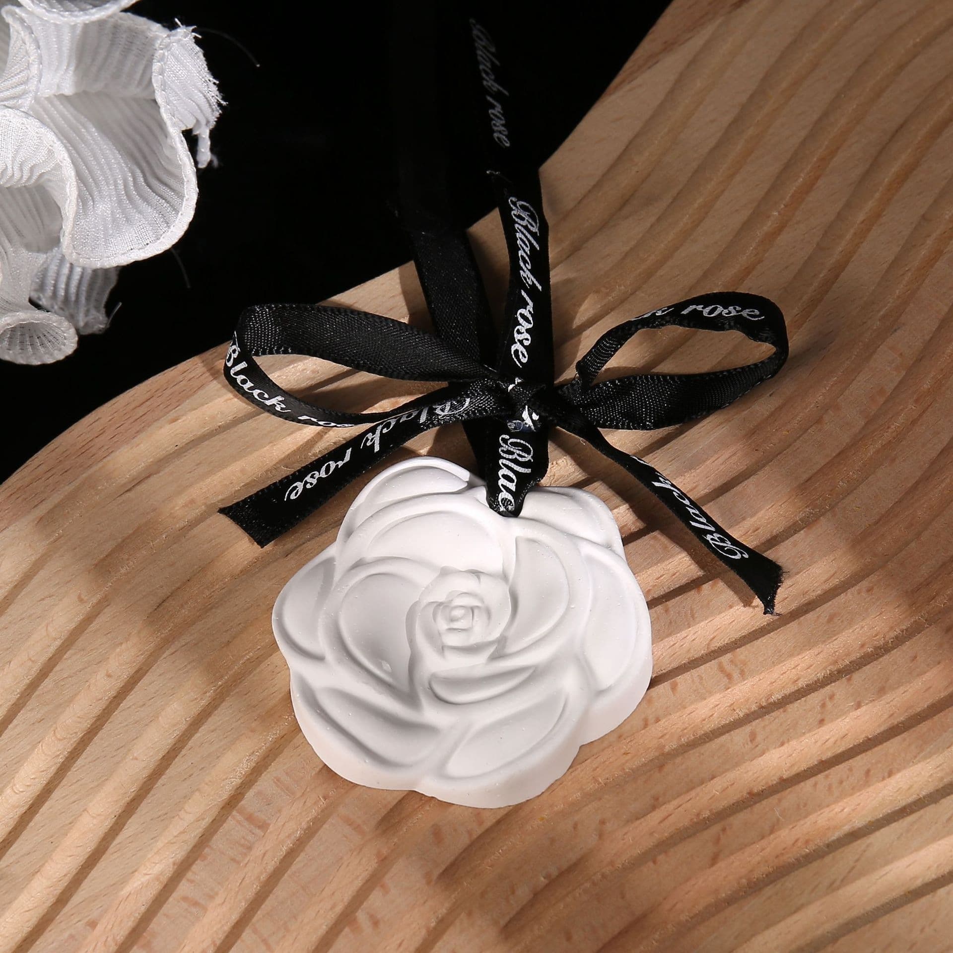 Wardrobe Aromatherapy Wardrobe Gypsum Fragrance Tablets Home Room Bedroom Long-lasting Fragrance Car Incense Hanging Camellia Pendant
