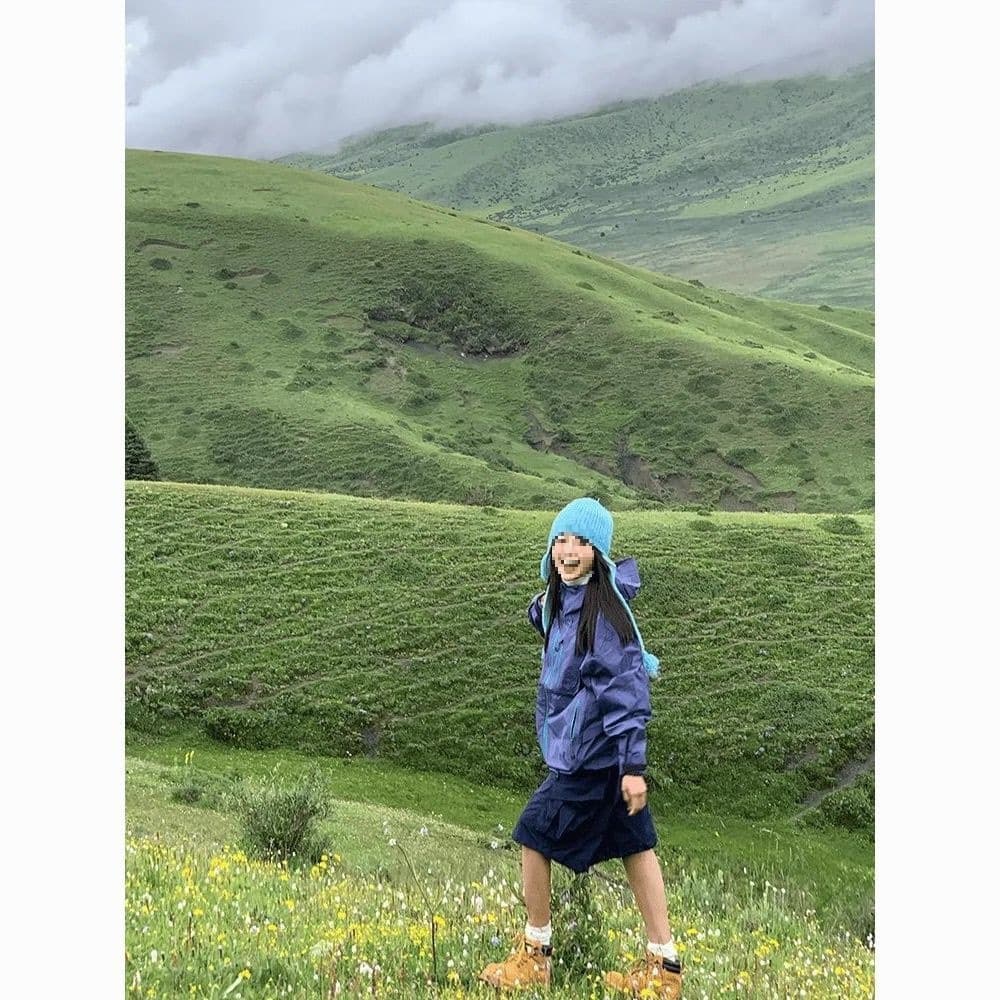 Purple windbreaker jacket with tape-sealed windproof and waterproof features, outdoor sports couple's hard-shell mountaineering coat for women in autumn and winter.