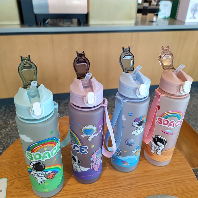 Summer Cartoon Astronaut Frosted Water Cup with Pop-up Lid and Straw, Portable Carry Strap, PC Plastic Astronaut Bottle