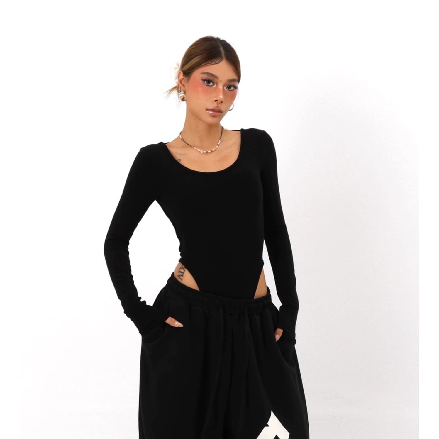 Fashionable and versatile plaid halterneck sexy pure desire off-shoulder bottoming shirt for women with design sense sweet hottie long-sleeved top