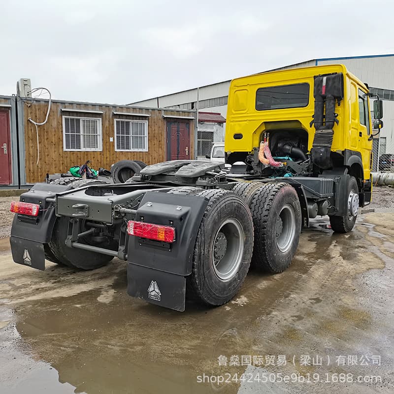 Rear eight-wheel Howo tractor head for export, dual-drive freight truck head, 380HP container transport truck
